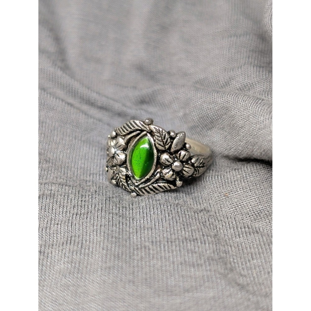 Vintage Green Cats Eye Silvertone Ring Stamped Korea Size 7 Floral Detail